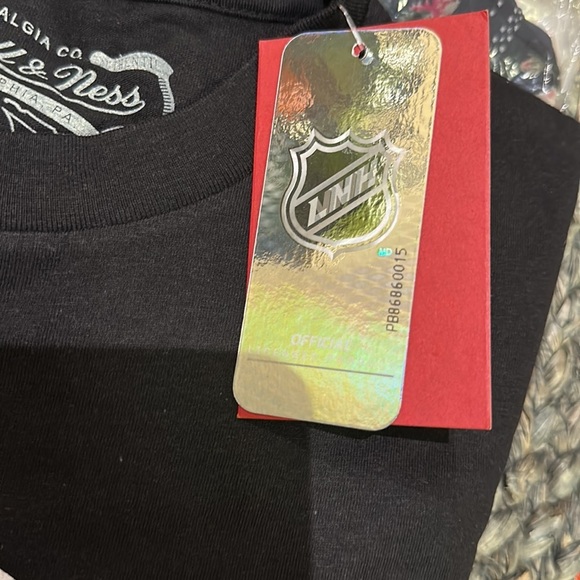 New Distressed Logo LS Tee Pittsburgh Penguins - Picture 3 of 4